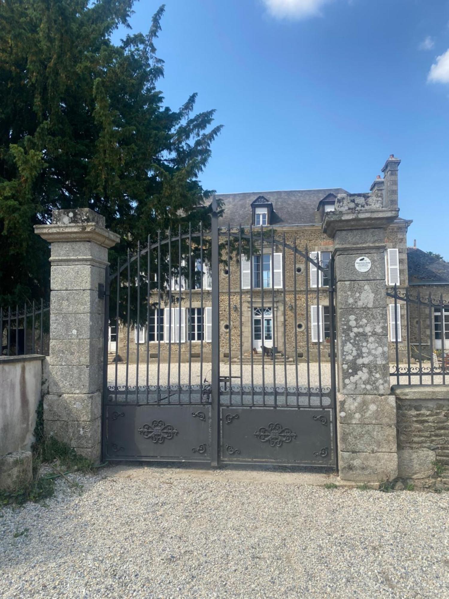 Chateau De La Robiniere Saint-Cyr-en-Pail المظهر الخارجي الصورة